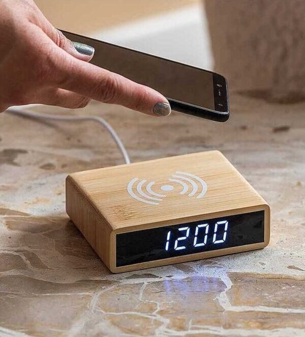 Karlsson bamboe LED wekker met draadloze telefoonlader in interieur
