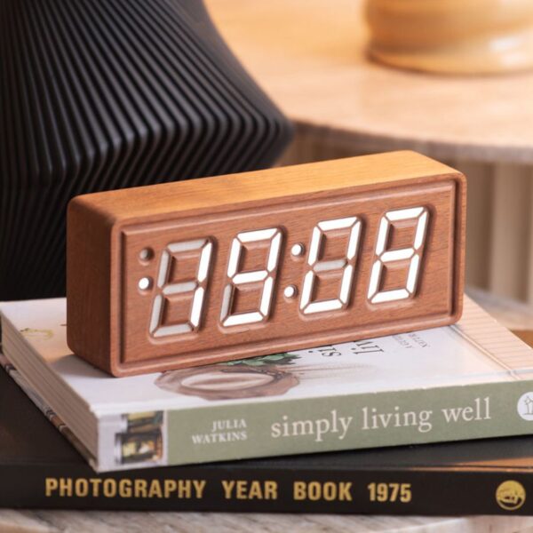 Karlsson houten LED wekker Solid Wood Engraved donker hout