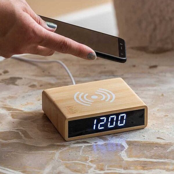 Karlsson bamboe LED wekker met draadloze telefoonlader in interieur