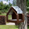 the-barn-wand-bruin-tuin.jpg Heeej The Barn bruin wand-vogelvoederhuisje in tuin