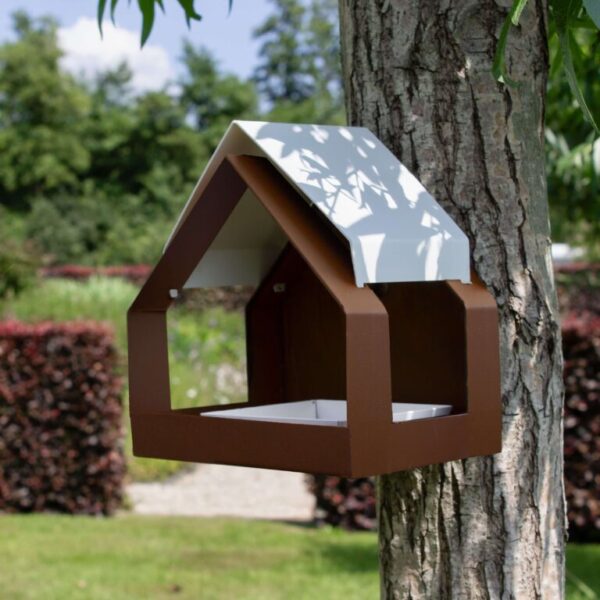 the-barn-wand-bruin-tuin.jpg Heeej The Barn bruin wand-vogelvoederhuisje in tuin