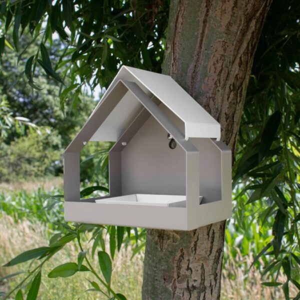 the-barn-wand-zand.jpg Heeej The Barn wand-vogelvoederhuisje zand en wit aan boomstam