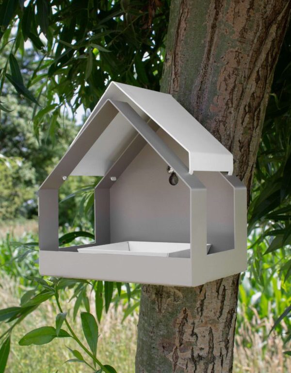 the-barn-wand-zand.jpg Heeej The Barn wand-vogelvoederhuisje zand en wit aan boomstam