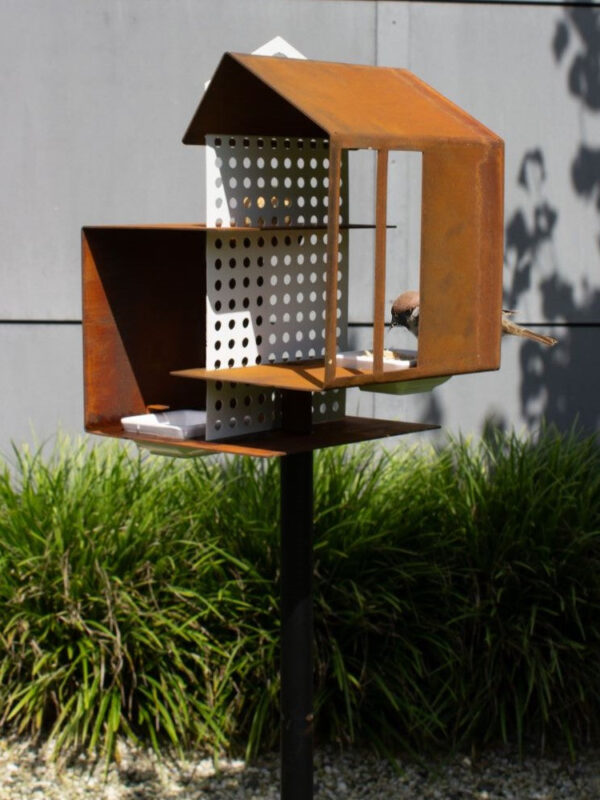 tweet-house.jpg Heeej Tweet House cortenstaal vogelvoederhuisje op paal