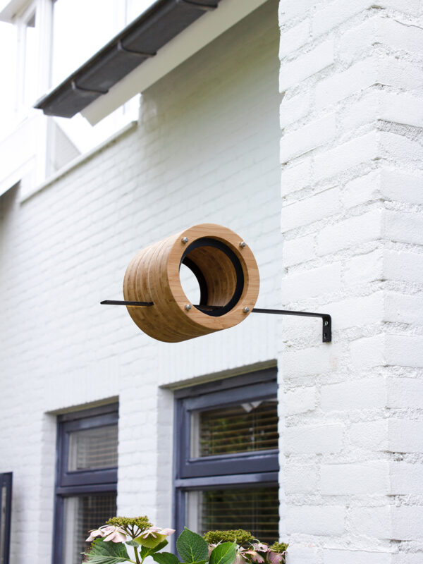 Heeej Fly Inn bamboe vogelhuisje met zwarte wandbeugel