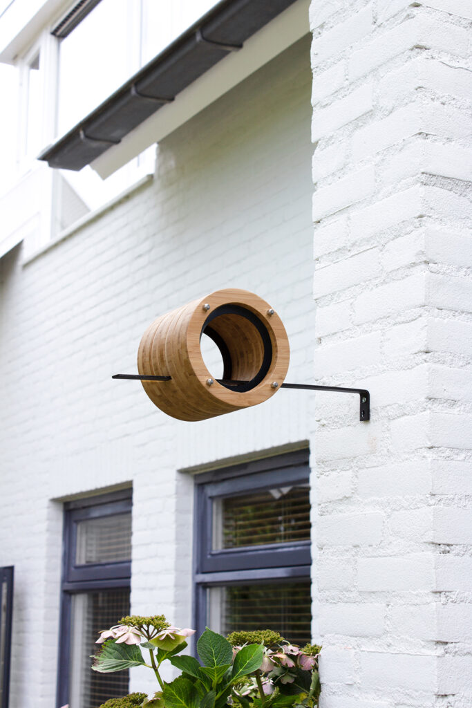 Heeej Fly Inn bamboe vogelhuisje met zwarte wandbeugel