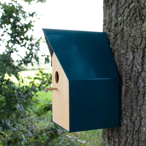 Detail Heeej Happy Bird House met asymmetrische invliegopening