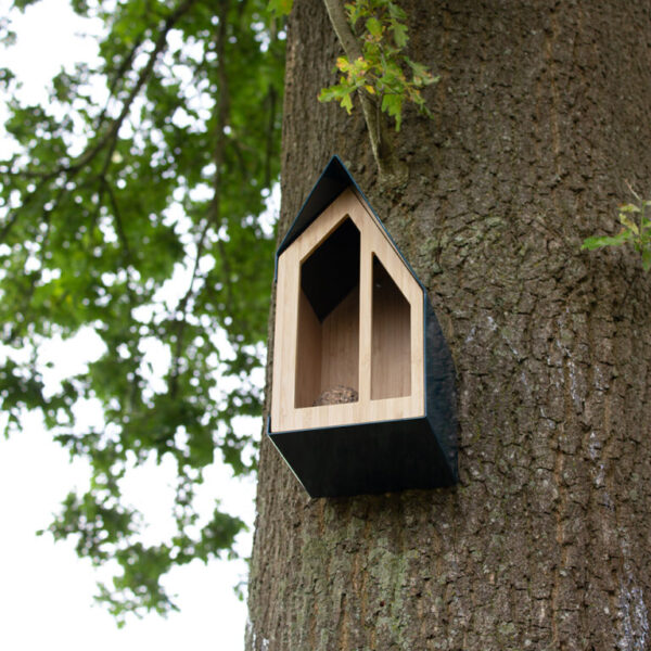 happy-bird-feeder-3.jpg Detail van Heeej Happy Bird Feeder met vogelvoer