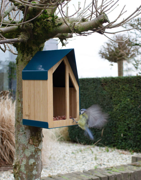 happy-bird-feeder.jpg Heeej Happy Bird Feeder bamboe vogelvoederhuisje met koolmees