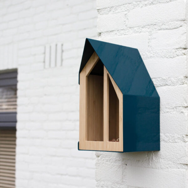 happy-bird-feeder-2.jpg Heeej Happy Bird Feeder bamboe en petrolblauw aan de wand