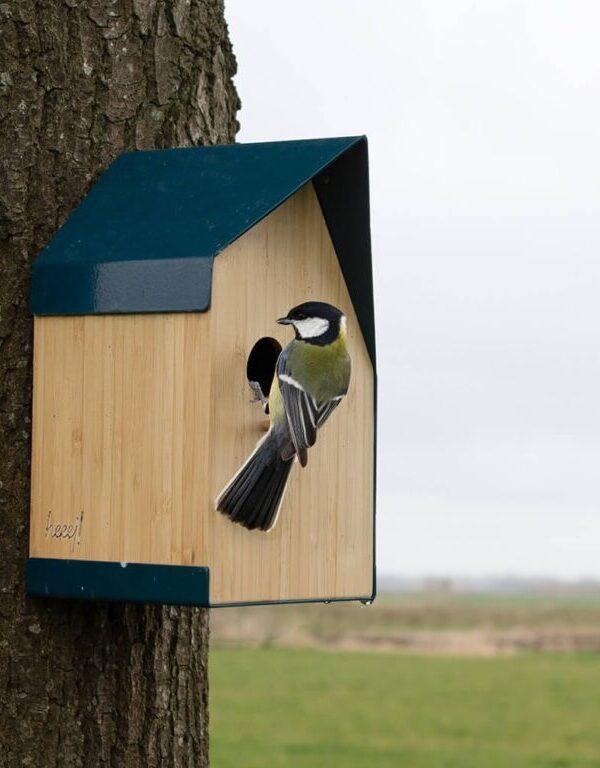 happy-bird-house.jpg Heeej Happy Bird House bamboe vogelhuisje met vogel