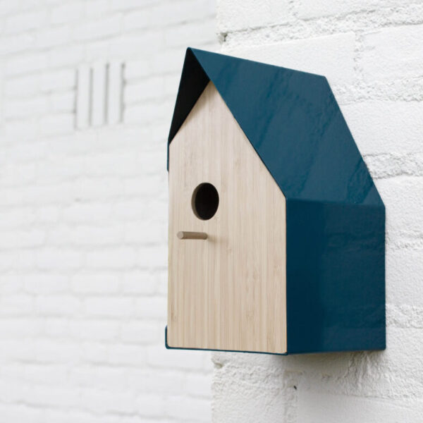 Heeej Happy Bird House bamboe en petrolblauw aan de wand
