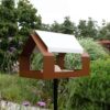 Heeej The Barn vogelvoederhuisje op paal in de tuin