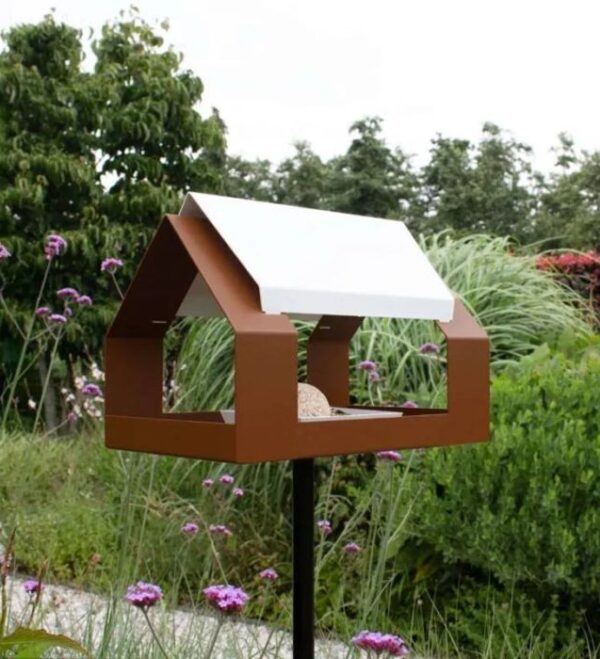 Heeej The Barn vogelvoederhuisje op paal in de tuin