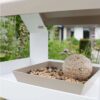 Heeej The Barn wit vogelvoederhuisje op paal met zandkleurig dak