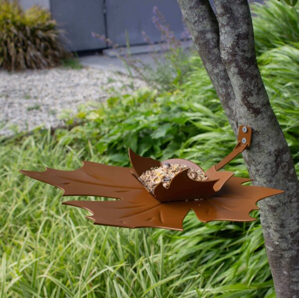 Heeej Leaf Me bruine wand-vogelvoederschaal aan boom
